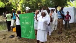 Batismo em águas no Haiti