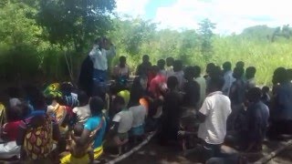 Missionária dos Gideões realiza culto ao ar livre na África