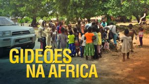 Gideões alcançando novas aldeias na África