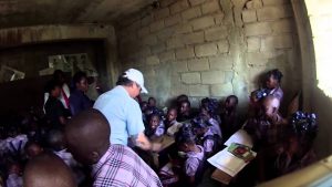 Entrega do material escolar no Haiti