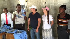Entrega dos uniforme escolar no Haiti