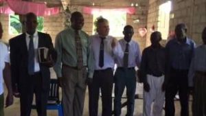 Missionário dos Gideões conhecendo os obreiros no Haiti