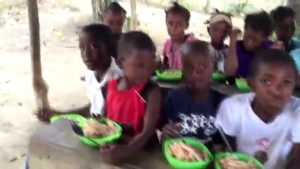 Refeição no Orfanato dos Gideões no Haiti