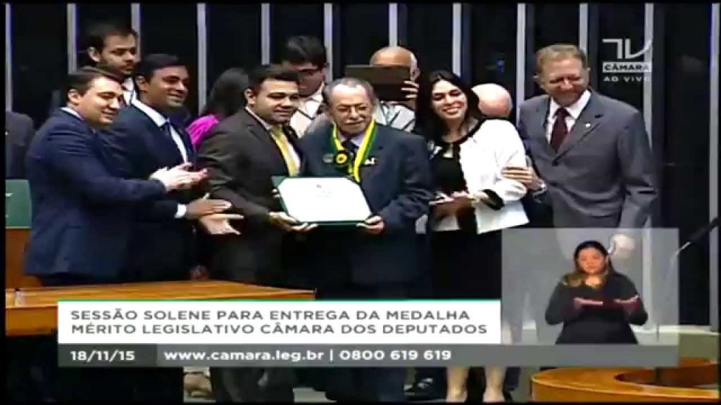 Pr. Cesino Bernardino recebe Medalha do Mérito Legislativo