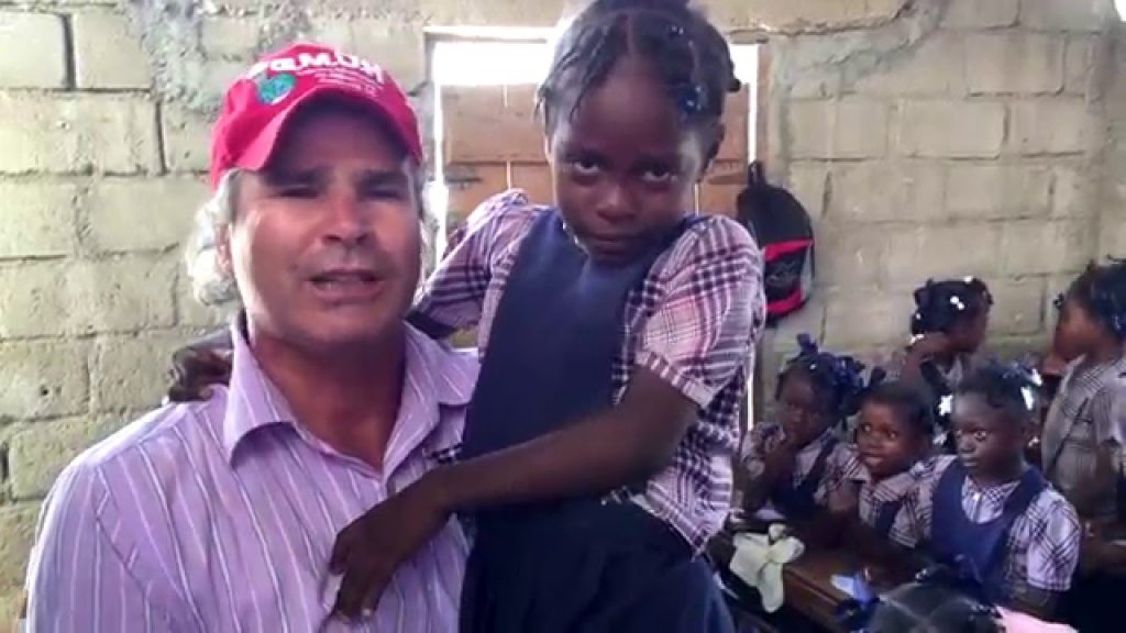 As crianças do Haiti aguardam a sua ajuda