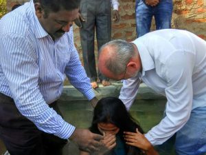 Batismo em águas no vilarejo de Madanapalli