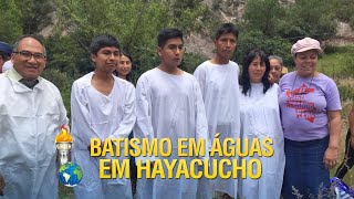 Batismo em águas em Hayacucho no Peru
