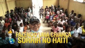 Gideões fazendo uma criança sorrir no Haiti