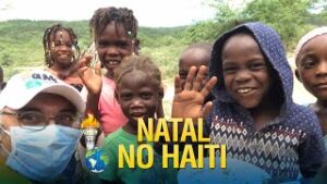 As crianças do Haiti pedem um brinquedo no Natal Missionário de Fé dos Gideões