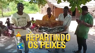 Missionário dos Gideões reparte os peixes com os irmãos em Nampula