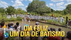 Dia feliz, dia de batismo em águas com os Gideões em Nampula, África