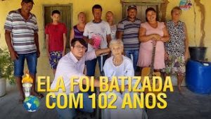 Ela foi batizada com 102 anos de idade pelos Gideões Missionários