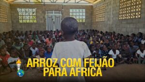 ALIMENTANDO AS CRIANÇAS EM MOÇAMBIQUE NA ÁFRICA
